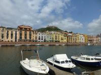 Bosa mit dem Burgberg und dem Fluß Temo