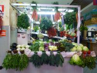 Die Markthalle hat ein überquellendes Angebot, das sich auf zwei Stockwerken verteilt.