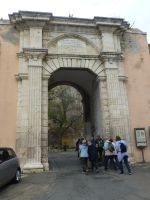 Die Zugänge zur Burg teilen sich die Fußgänger mit den Autos. Daher ist Eile geboten.