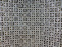 Deckengewölbe in der Krypta; keine Rosette gleicht der anderen. 