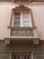 Details von herausgeputzten Fassaden, hier das Fenster …