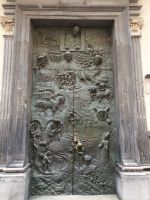 Dom St. Nikolaus: Bronze-Relief der slowenischen Geschichte.jpg