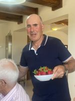 Josef mit seinen Erdbeeren