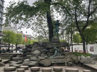 am Ole Bull Brunnen in Bergen