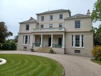 herrschaftliches Wohnhaus in einer Gartenanlage