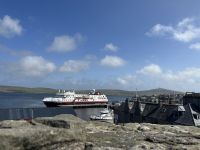 die MS Spitsbergen liegt malerisch im Hafen von Lerwick - Blick vom Fort Charlotte