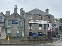 wir bummeln durch die Straßen von Lerwick an einem Warenhaus vorbei