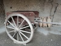 große Holzkarre und Römische Lehmamphoren