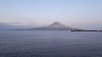 Der Blick auf Pico vom Hafen in Horta