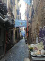 eine Gasse in der Altstadt von Neapel