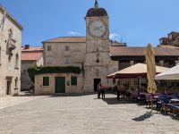 Der nach Papst Johannes Paul II. benannte Hauptplatz Trogirs mit Uhrturm
