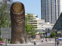 Tag 2 28.05.2023 Stadterkundung, La Défense, Daumen von César