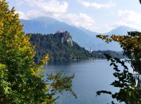 Blick auf die Burg von Bled die hoch über dem gleichnamigen See thront