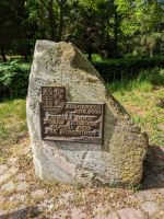 Gedenkstein an der Kirche St. John the Baptist