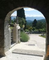 Vor dem Ferrarigarten in Stanjel