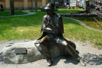 Am Denkmal von Sherlock Holmes