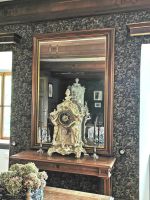 Schöne Uhr aus Porzellan im Schloß Sneznik