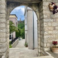 Gjirokaster Hotel Eingang.JPG