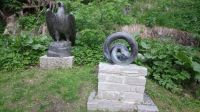 ... mit Skulptur Adler und Schlange