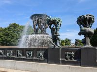 Vigeland-Park in Oslo - Szene am Lebensbrunnen