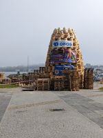 Vorbereitung für Mittsommer - ein Turm aus Fässern und  Paletten wird am 21.6.  im Bergener Hafen in Brand gesteckt