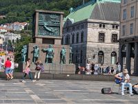 Seeleute-Denkmal auf dem Bergener Marktplatz