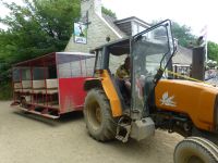 … mit dem Traktor. Einsteigen bitte.