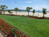 Eine gepflegte Anlage säumt die Promenade. 