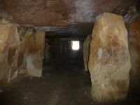 Wir dürfen es betreten und neigen ehrfürchtig den Kopf, um hineinzugelangen. Die größten der 70 megalithischen Bauelemente sind einige der 16 Decksteine.
