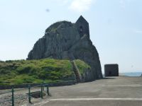 Auf dieser Anhöhe hatte im 6. Jahrhundert der Heilige Helier seine Klause.