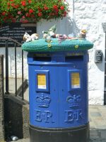 Dieser Briefkasten gehört sicher zu den beliebtesten. Man stelle sich vor, die Deutsche Post würde mit Häkelkunst für mehr Briefe werben.