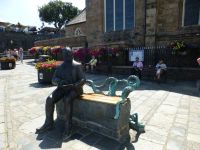 Victor Hugo ist der bekannteste Inselbewohner. Auf dem Weg zu seinem Wohnhaus kommt man vorbei ….