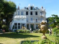 Das geräumige Haus von der Gartenseite aus.