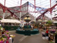 Die Markthalle mit ihrem Brunnen