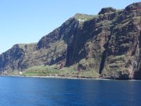 Dorf Faja dos Padres vom Schiff aus gesehen