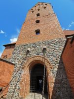 Massives Eingangstor mit Zugbrücke, Trakai Wasserburg