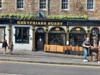 Pub mit berühmten Hund Bobby davor