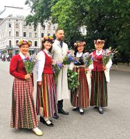 Eine Augenweide vor der Kulisse der Häuser in Riga