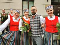 Man posiert begeistert vor unseren Kameras, Riga