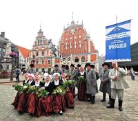 Tänzer und Sänger vor dem Schwarzhäupterhaus in Riga