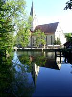 Im Blautopf spigelt sich die Klosterkirche von Blaubeuren