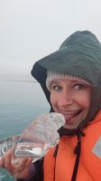 Rundreise Island - Franzi kostet Gletscher-Eis in der Gletscherlagune Jökulsarlon