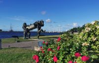 Vor unserem Hotel in Kuressaare 