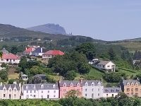Portree. Im Hintergrund der Quiraing mit dem Old Man of Storr