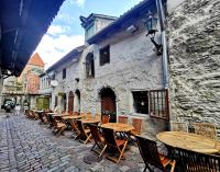 Mittelaltergasse mit italienischem Restorant in Tallin