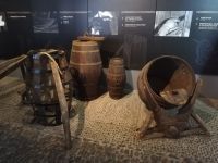 Funchal - Blandy´s Weingut - die alten Fässer und Geräte