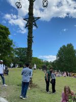 Midsommar-Feiern in Skansen – mit Gästen aus aller Welt