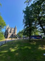 Unsere Gruppe und unser Eberhardt-Satra-Setra-Bus vor dem Schloss Teleborg