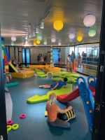 Die Fähre ist Baujahr 2022, sogar ein ganzes Kinderspielparadies ist an Bord