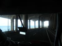 Die Fahrt unter der Verlängerung der Landebahn von Funchal 